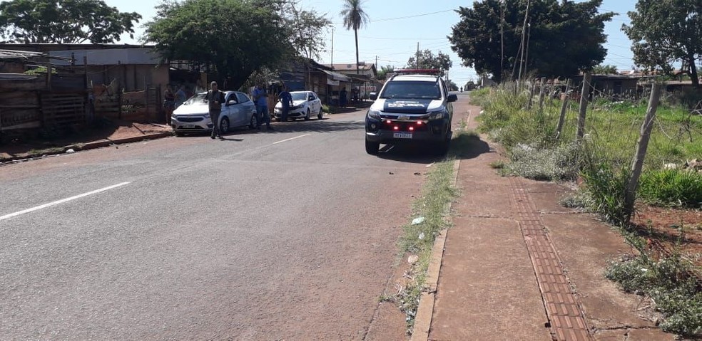 Suspeito fugiu do local do crime e está sendo procurado. — Foto: Osvaldo Nóbrega/TV Morena