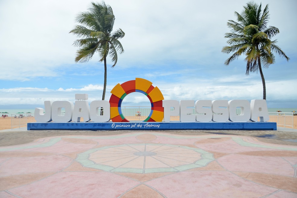 Letreiro "João Pessoa", instalado em 2021 no calçadão da praia de Cabo Branco, ao lado do busto de Tamandaré, tem uma marca que simboliza o sol ao centro das duas palavras — Foto: Dayse Euzébio/Secom-JP