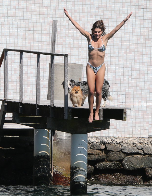 Mariana Gooldfarb treina salto em praia carioca (Foto: AgNews)