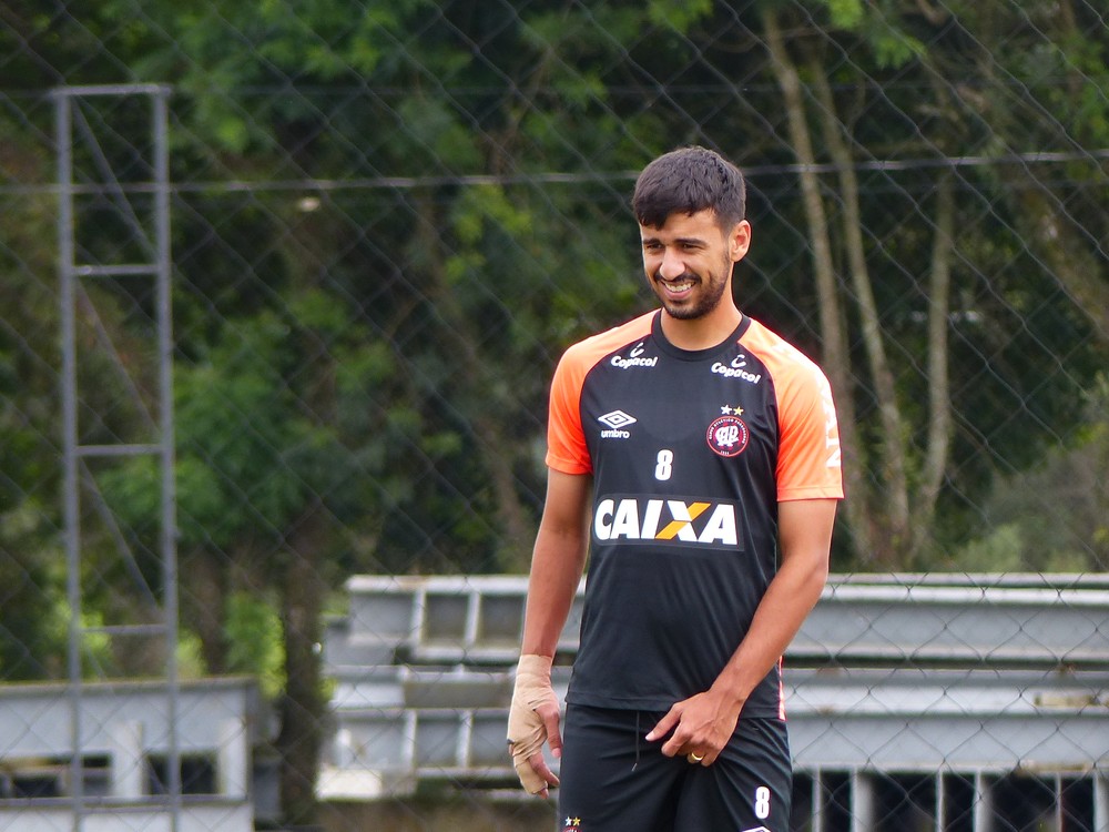 Finalista com o Atlético-PR, Camacho aguarda contato do Corinthians para retorno
