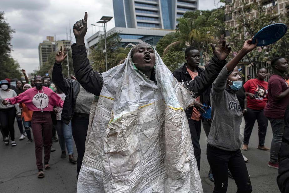Manifestantes protestam contra a alta dos preços nas ruas de Nairóbi, no Quênia