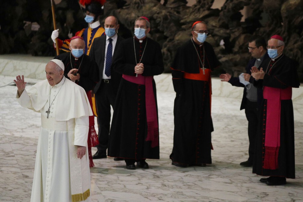 Papa Francisco acena para o público durante a audiência de 21 de outubro de 2020 — Foto: Gregorio Borgia/AP