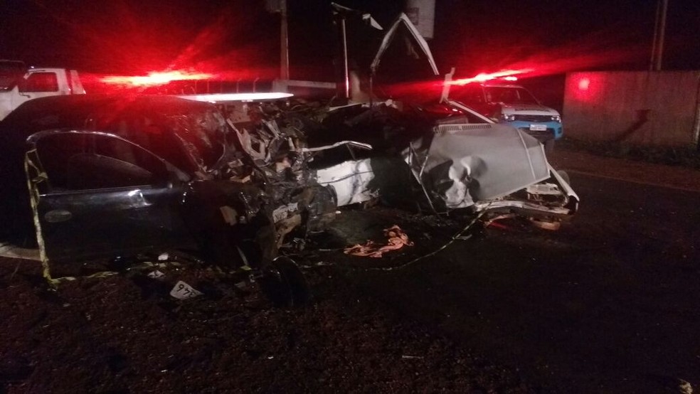 Dois veículos ficaram destruídos por causa do acidente em MS (Foto: PMR/Divulgação)