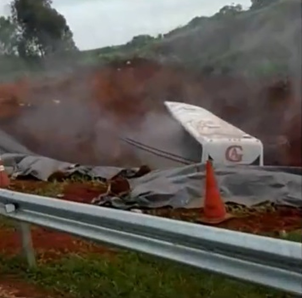 Ônibus cai em cratera aberta em trecho interditado na Rodovia Marechal Rondon — Foto: Divulgação
