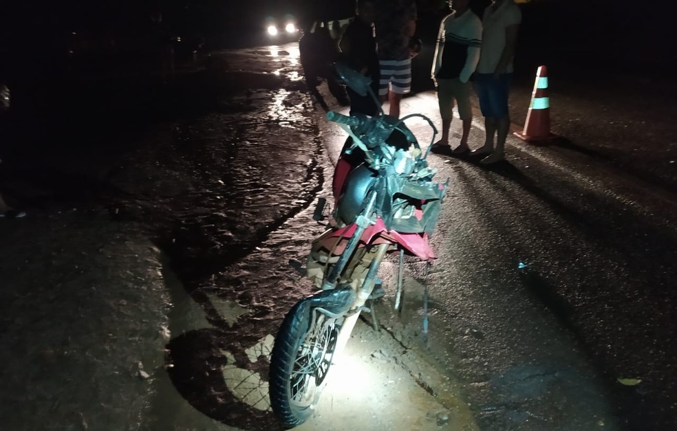 Colisão entre motocicleta e caminhonete mata casal na BR-010 no Maranhão — Foto: Divulgação/PRF.
