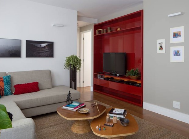 sala-de-tv-marcenaria-vermelho-mesa-de-centro-tapete-sofa-quadros (Foto:  Thiago Travesso/Divulgação)