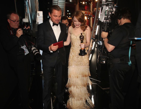 Leonardo DiCaprio com o envelope anunciando o Oscar de Melhor Atriz para Emma Stone (Foto: Getty Images)