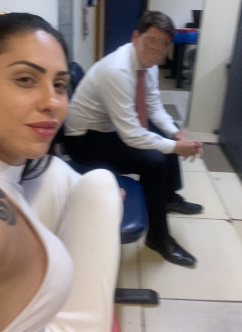 Monique Medeiros em selfie na delegacia: pernas para o alto e semi sorriso — Foto: Reprodução/Reprodução