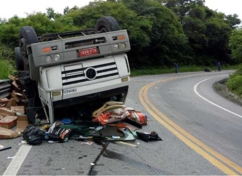 A PRF-CE informou que a capotagem desta sexta-feira aconteceu pouco depois de meio-dia e a via foi liberada Ã s 16h30 â Foto: ReproduÃ§Ã£o/SVM