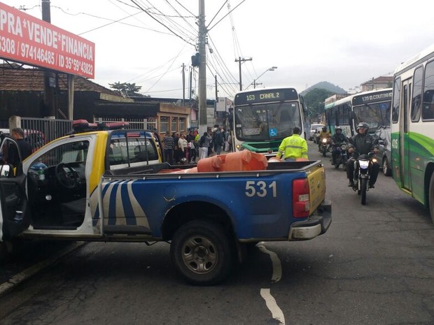 Trânsito flui normalmente e a polícia militar permanece no local  (Foto: Roberto Strauss/G1)