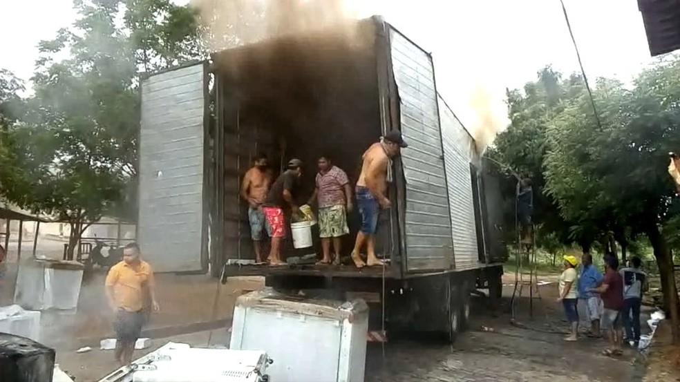 Moradores tentam controlar incêndio em caminhão-baú no Piauí — Foto: Everaldo Moura