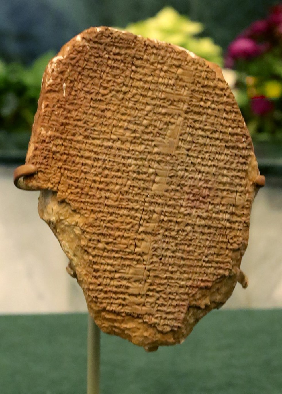 Tábua com Epopeia de Gilgamesh foi apresentada no Iraque — Foto: Sabah Arar/AFP