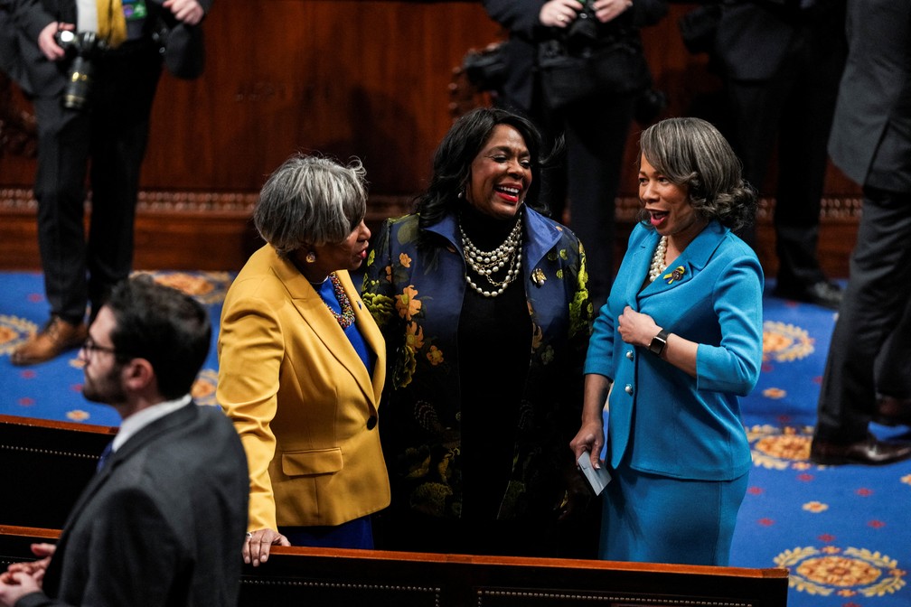 Os representantes Brenda Lawrence (D-MI), Terri Sewell (D-AL) e Lisa Blunt Rochester (D-DE) chegam ao discurso do Estado da União no Capitólio dos EUA em Washington, DC, EUA, 1º de março de 2022 — Foto: Sarahbeth Maney/Pool via REUTERS