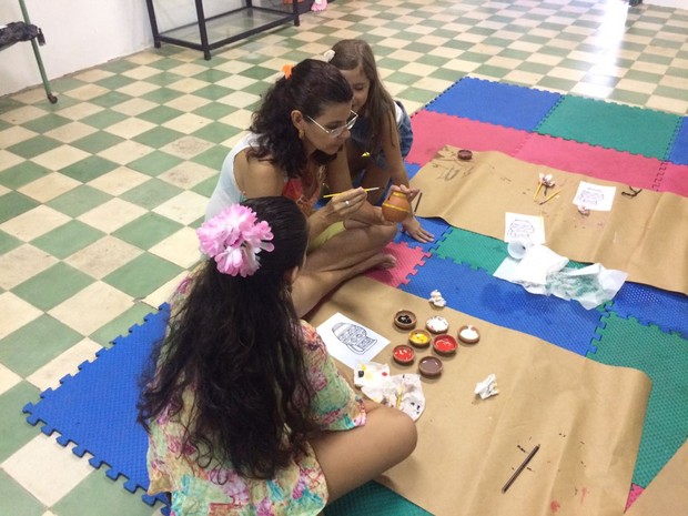 Oficina de pintura na cerâmica para as crianças (Foto: Michelle Farias/G1)
