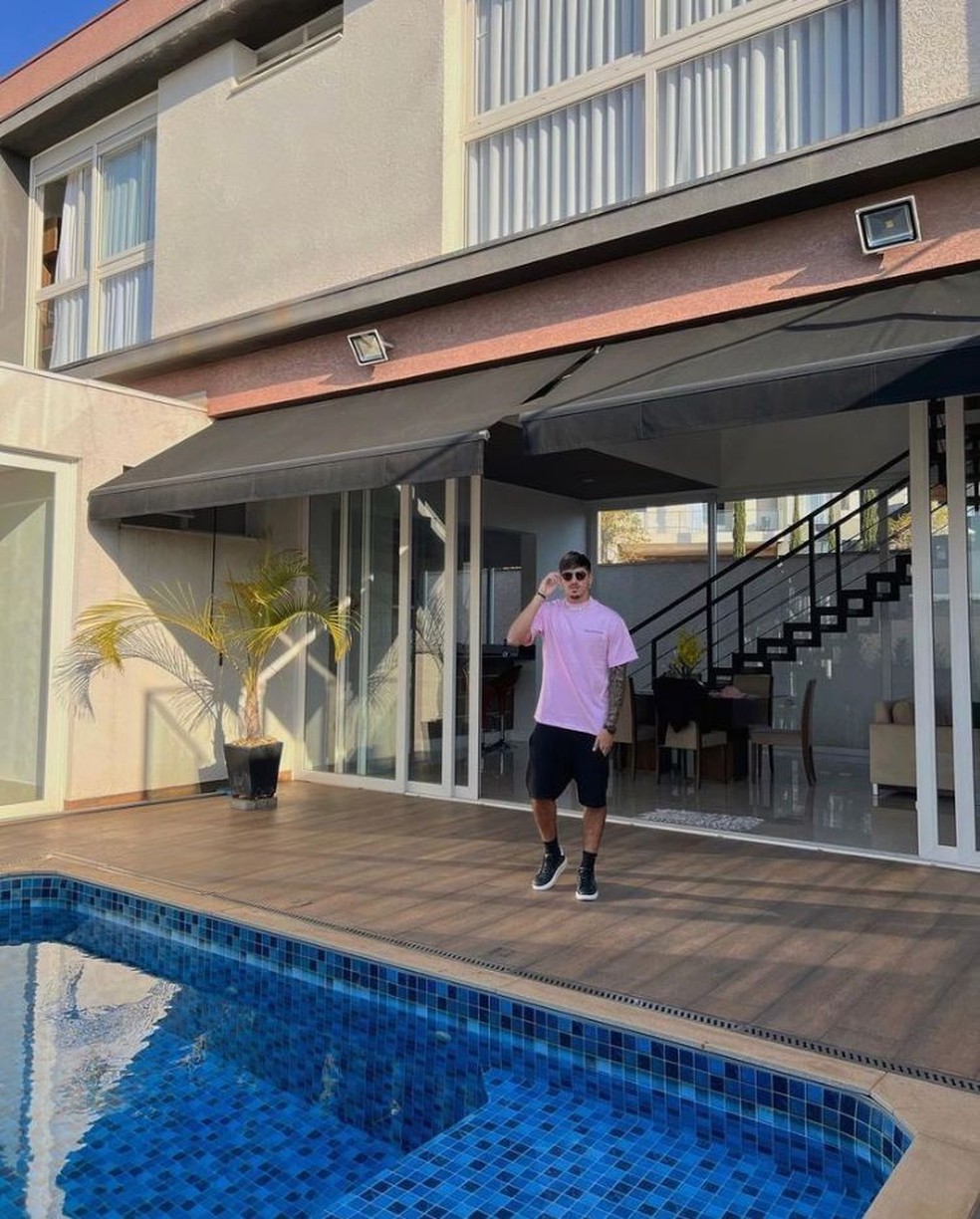 Kevin Lomónaco, do Bragantino, nos fundos de uma mansão — Foto: Reprodução/Redes sociais