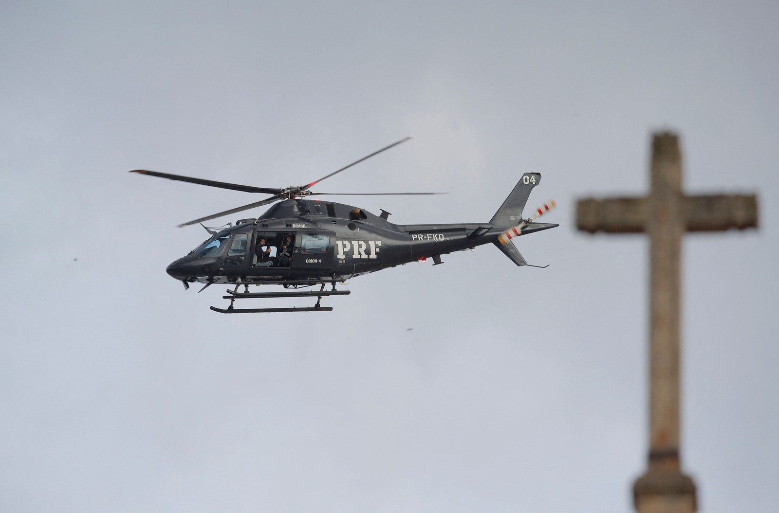 Helicóptero da Polícia Rodoviária Federal foi usado para reforçar a segurança do presidente na ida ao Santuário Nacional de Nossa Senhora da Aparecida, no interior de SP — Foto: Caio Guatelli/AFP