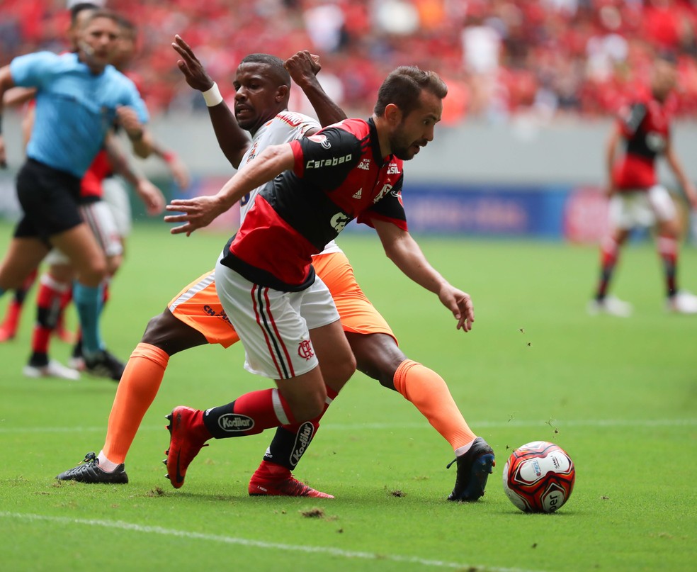 Éverton Ribeiro recebe orientações de Carpegiani para recuperar o melhor ritmo (Foto: Gilvan de Souza/Flamengo)