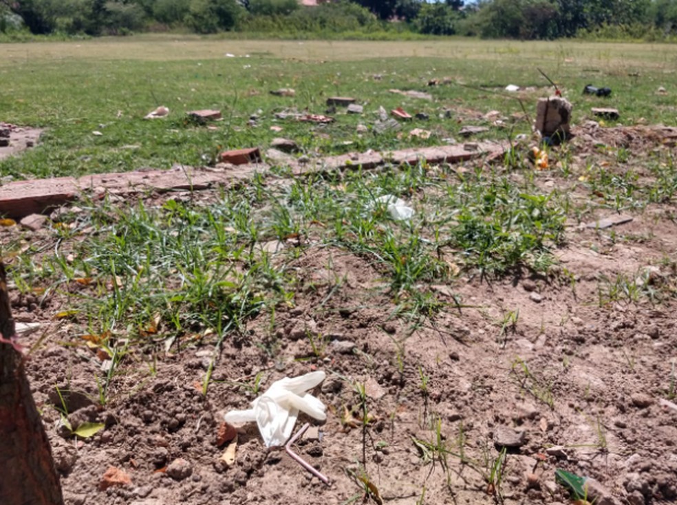 Local onde o corpo da jovem foi encontrado pela Polícia no Bairro Granja Portugal. — Foto: Hallison Ferreira/Sistema Verdes Mares