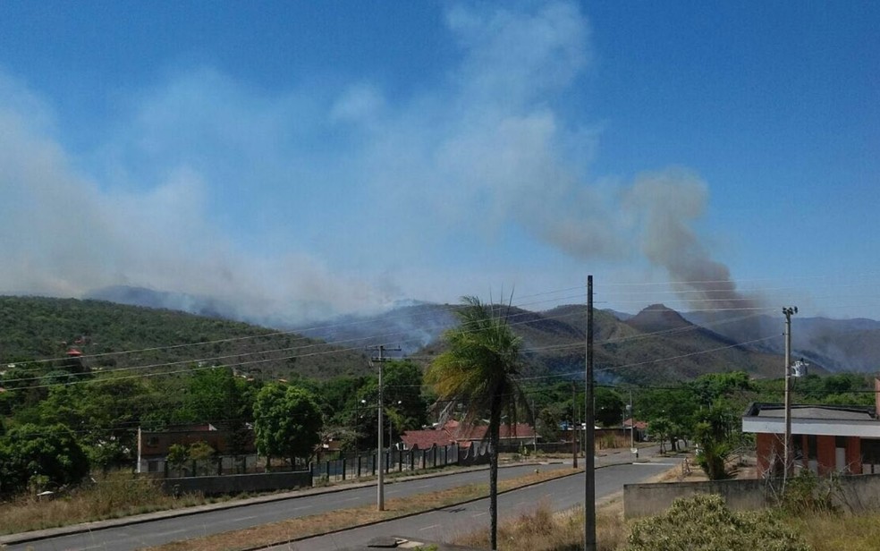 Fogo chegou a ser visto perto de áreas com moradias e pousadas, em Alto Paraíso de Goiás (Foto: Divulgação/Corpo de Bombeiros)