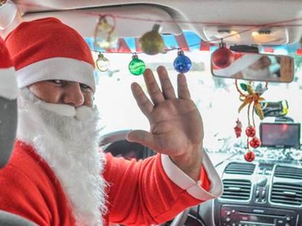 Taxista se veste de Papai Noel em Jaraguá do Sul (Foto: Eduardo Montecino/OCP)