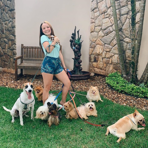 Larissa Manoela com seus cachorros (Foto: Reprodução/Instagram)