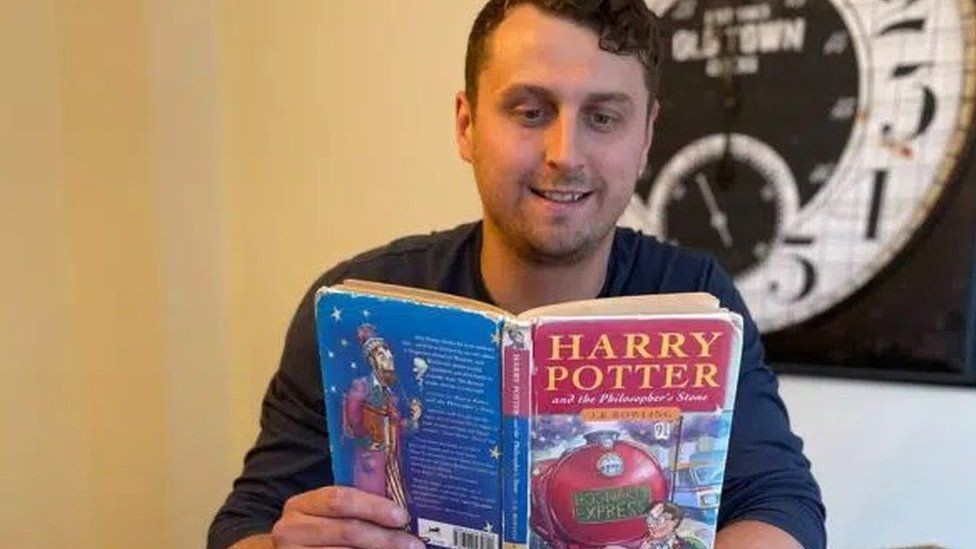 Harry Potter ganhou do pai o primeiro livro da saga em 1997 (Foto: Reprodução/BBC)