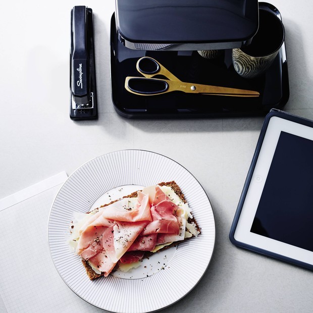 Que tal um sanduíche feito na hora para o almoço no escritório? (Foto: Michael Graydon + Nikole Herriott)