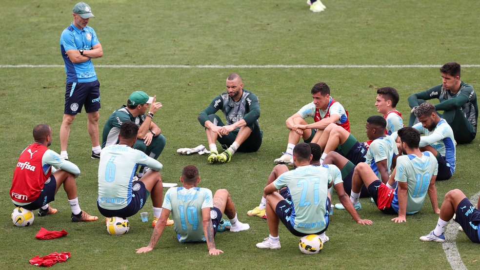 Abel Ferreira em conversa com elenco do Palmeiras na Academia de Futebol  Foto: Cesar Greco/Palmeiras