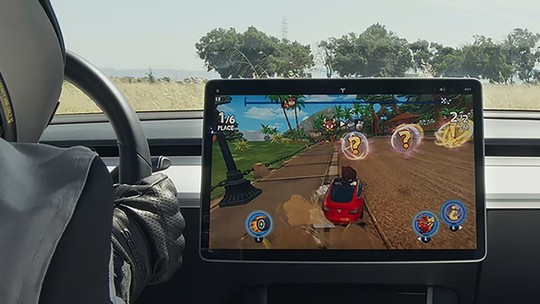 Software da Tesla permite que motoristas joguem videogames com o carro em movimento