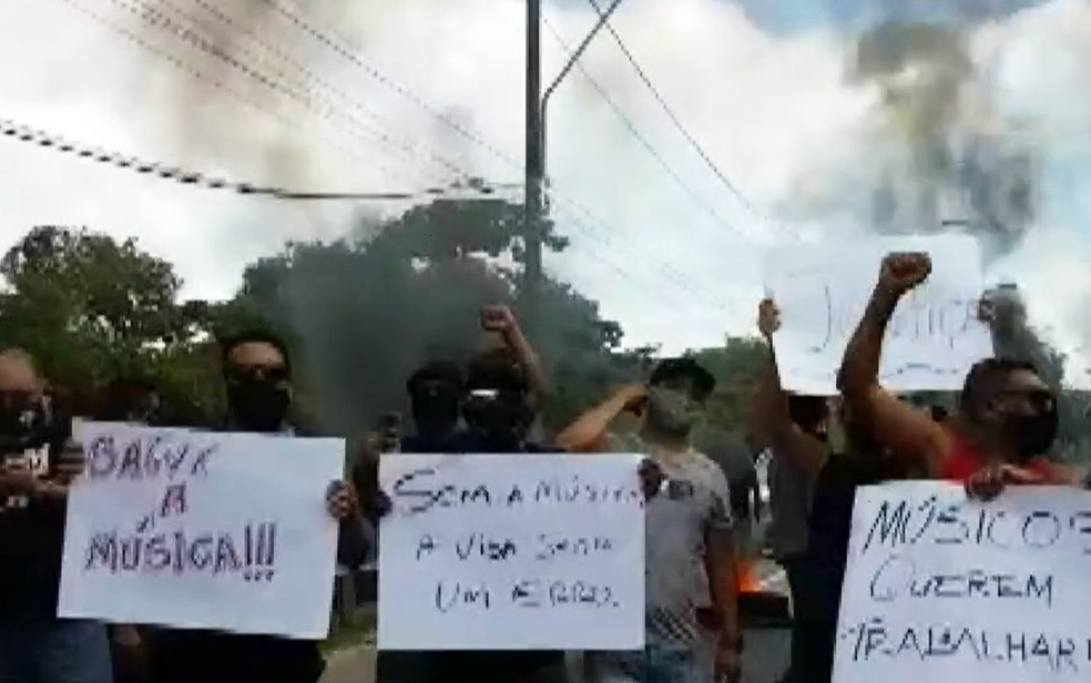Músicos do sul da BA fecham BR-367 em protesto contra medida que proíbe shows com mais de 200 pessoas por causa da Covid-19 — Foto: Reprodução/TV Bahia