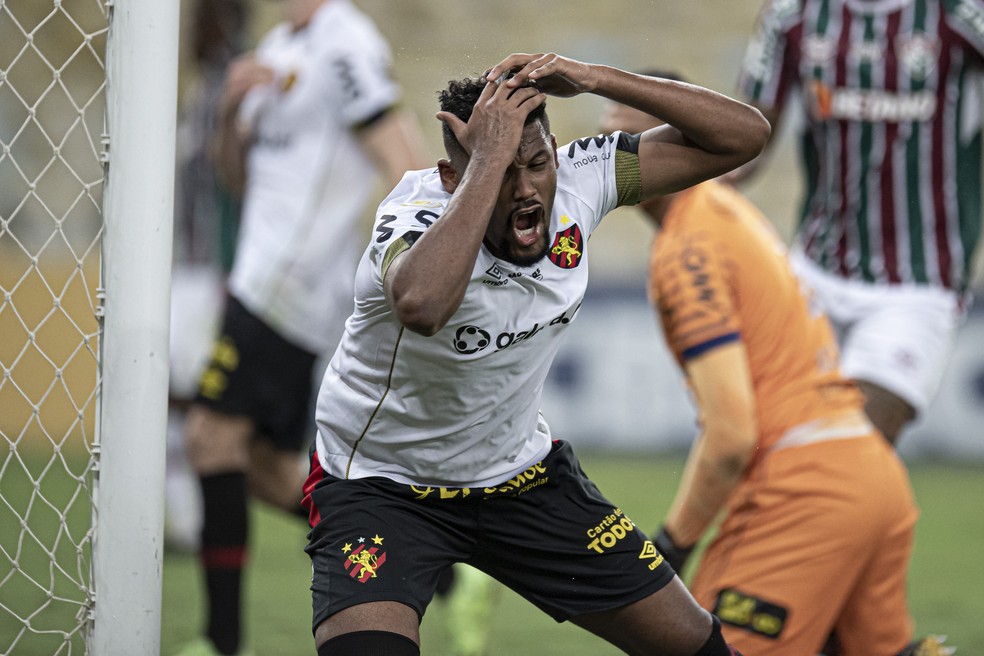 Sabino se desespera com gol sofrido pelo Sport aos 50 minutos do segundo tempo contra o Fluminense — Foto: Jorge Rodrigues/AGIF