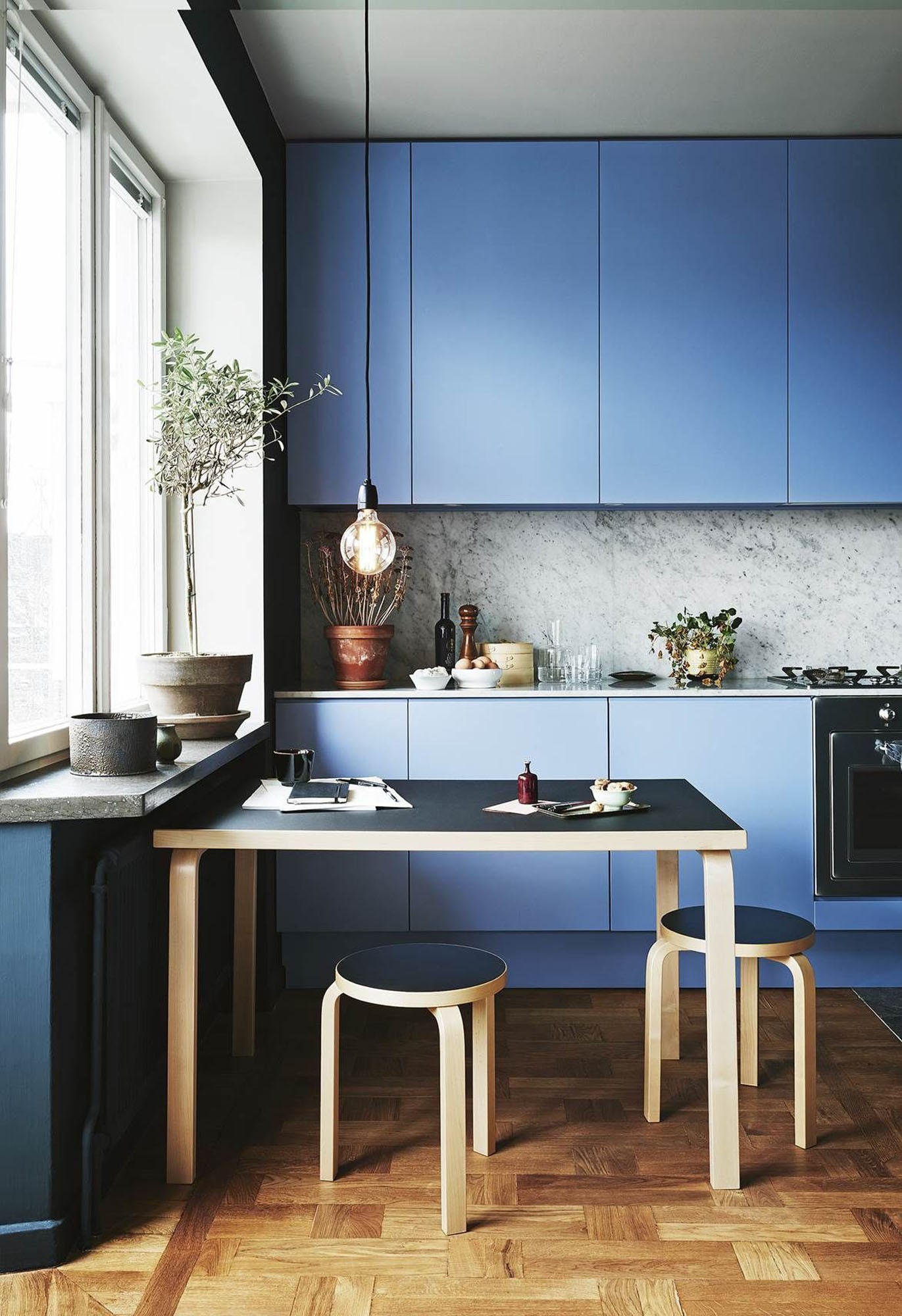 Décor do dia: cozinha com armários Classic Blue, a cor de 2020 (Foto: Jonas Ingerstedt)