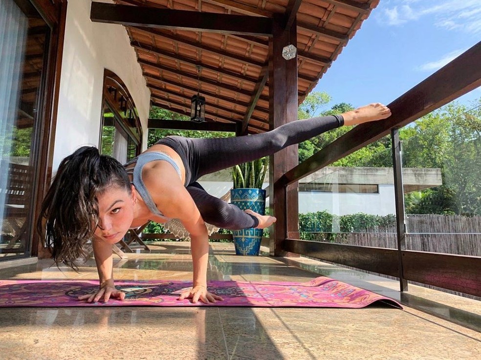 Isis Valverde concentrada na prática de ioga — Foto: Reprodução / Instagram
