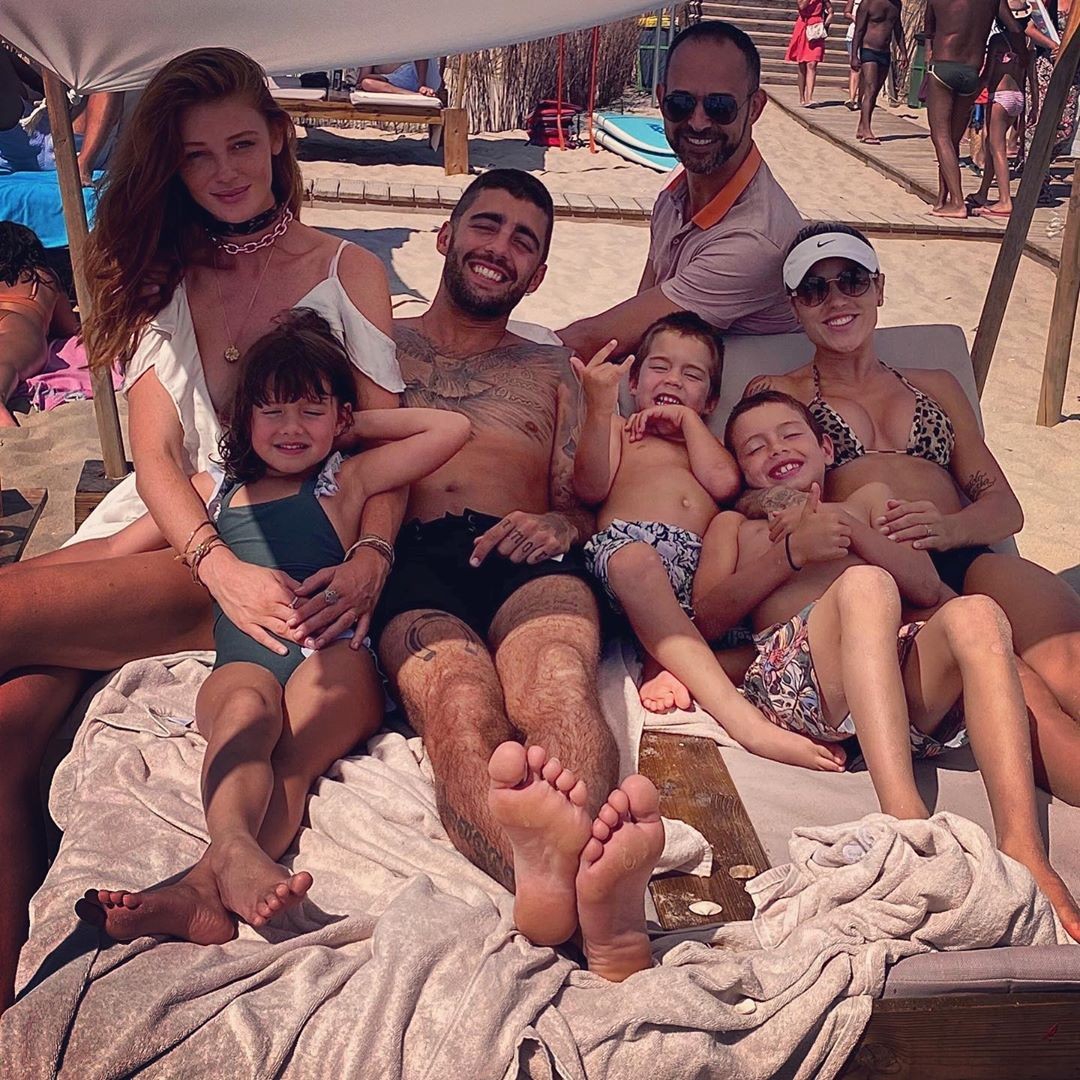 Cintia Dicker e Pedro Scooby com os filhos dele e amigos na praia (Foto: Reprodução/Instagram)