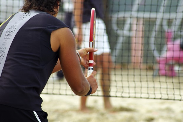 A guy ready to receive ball in a beach tennis court. (Foto: Getty Images/iStockphoto)