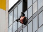 Russo fica pendurado pela calça por 30 minutos no 15º andar de prédio