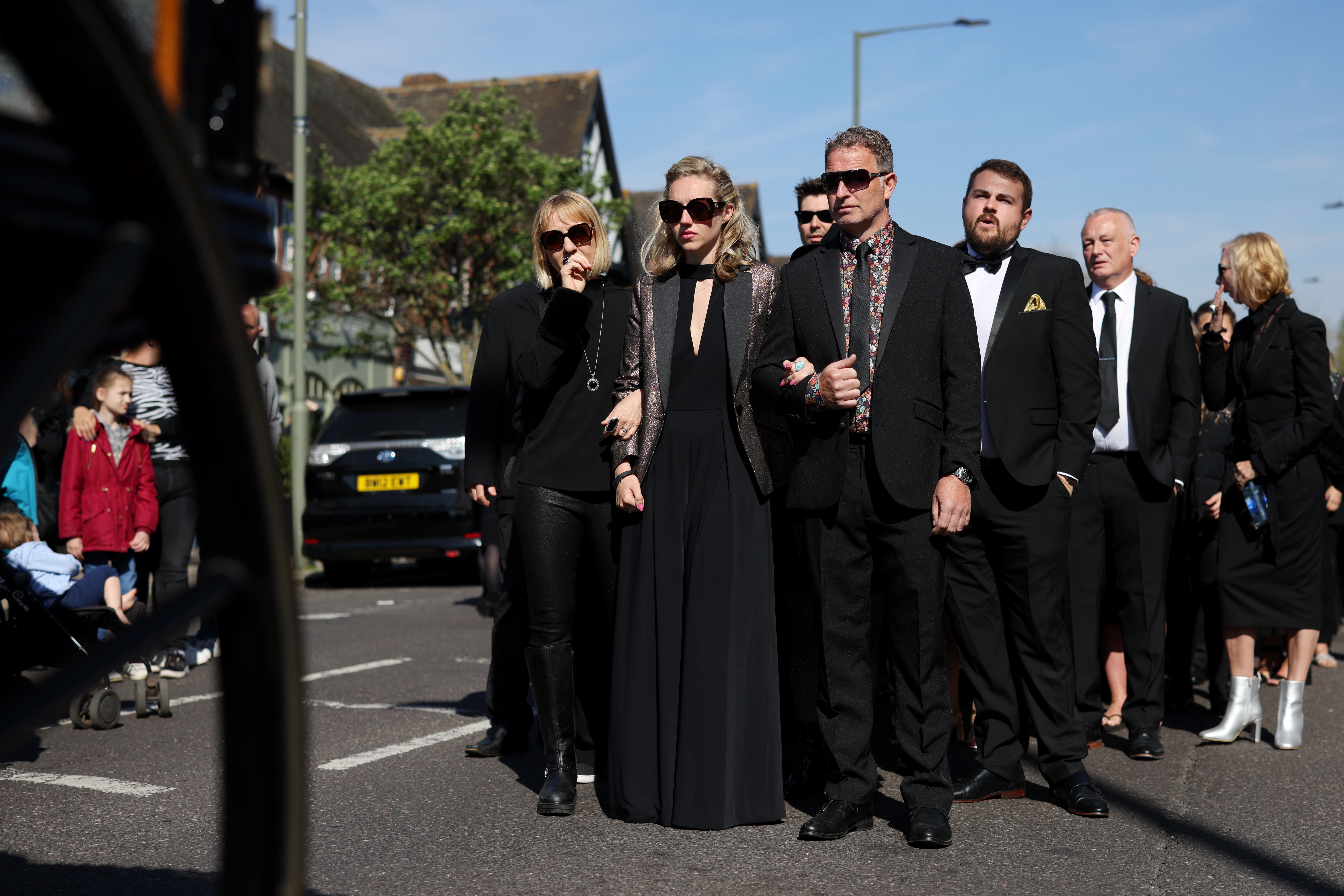  Kelsey Parker, a esposa de Tom, chega ao funeral amparada por familiares e amigos (Foto: getty)