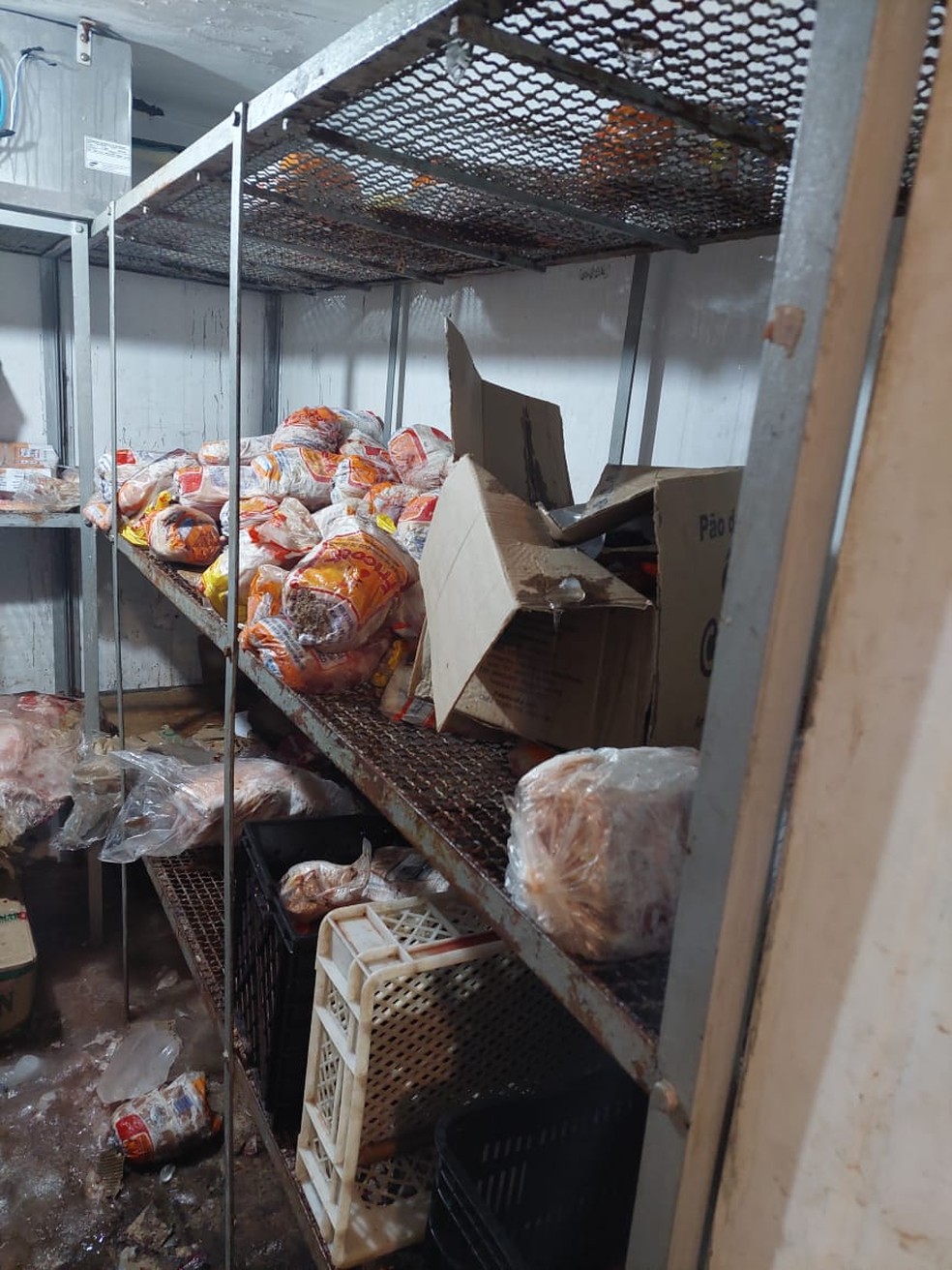Vigilância Sanitária Municipal autuou um mercado pelo armazenamento inadequado de produtos alimentícios em Presidente Prudente — Foto: Visa