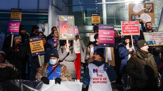 Trabalhadores fazem maior greve da história do serviço de saúde britânico