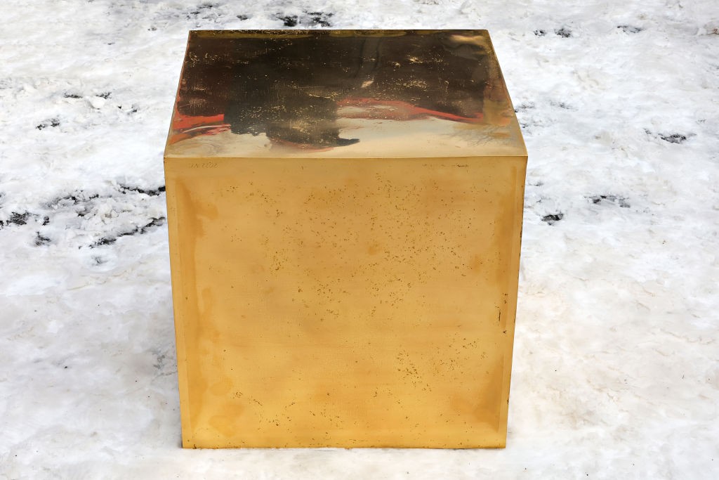 NEW YORK, NEW YORK - FEBRUARY 02: Artist Niclas Castello unveils his new piece "The Castello CUBE", an artwork made of pure 24-carat, 999.9 fine gold in Central Park on February 02, 2022 in New York City. (Photo by Cindy Ord/Getty Images) (Foto: Getty Images)