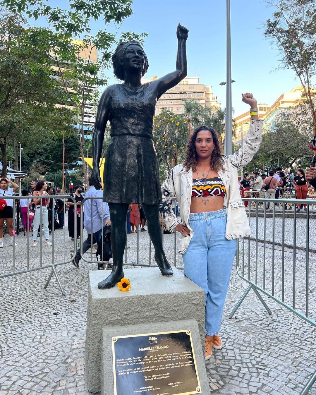Anielle Franco, irmã de Marielle posa ao lado da estátua (Foto: Reprodução/Instagram)