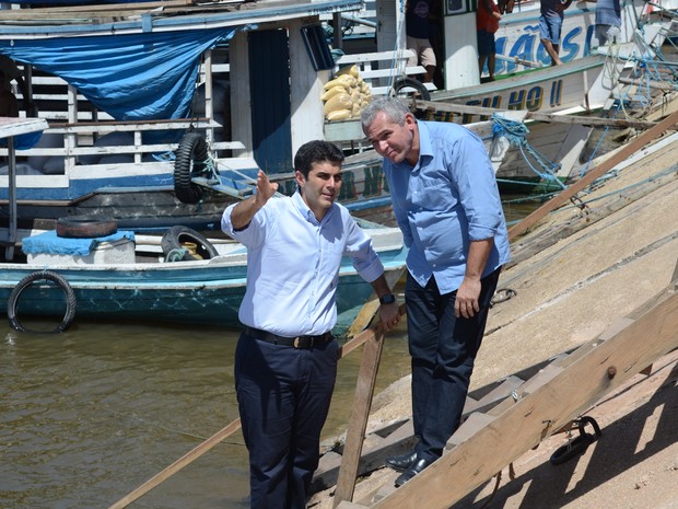 Ministro Helder Barbalho e o prefeito Nélio Aguiar durante a visita ao cais de Santarém (Foto: Adonias Silva/G1)