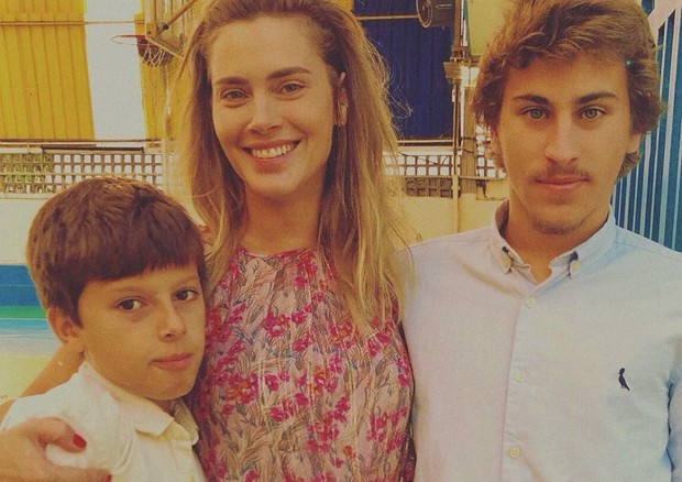 Carolina Dieckmann com os filhos José (à esq.) e Davi (à dir.) (Foto: Reprodução / Instagram)