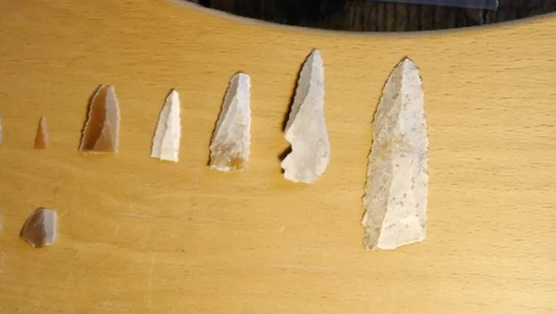 As ferramentas encontradas com o dente da criança. Há especulações de que as pedras menores possam ser pontas de flechas (Foto: LUDOVIC SLIMAK via BBC)