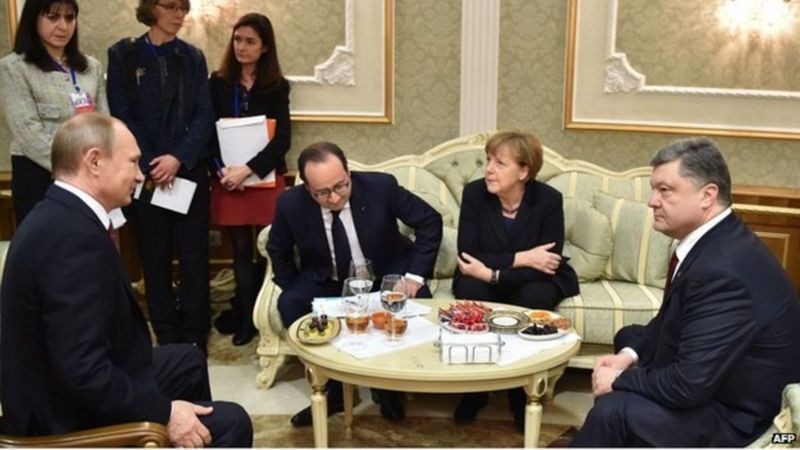 Os líderes da Rússia, França, Alemanha e Ucrânia durante a assinatura do Protocolo de Minsk de 2015 (Foto: AFP via BBC News)