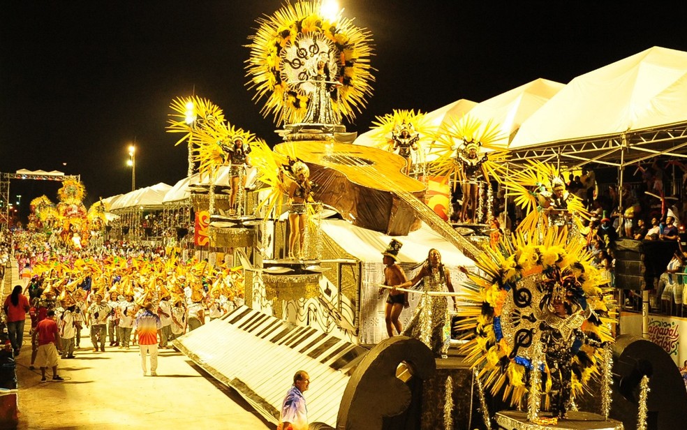 Desfile das escolas de samba é realizado anualmente na Passarela do Samba em São Luís.  (Foto: Lauro Vasconcelos)