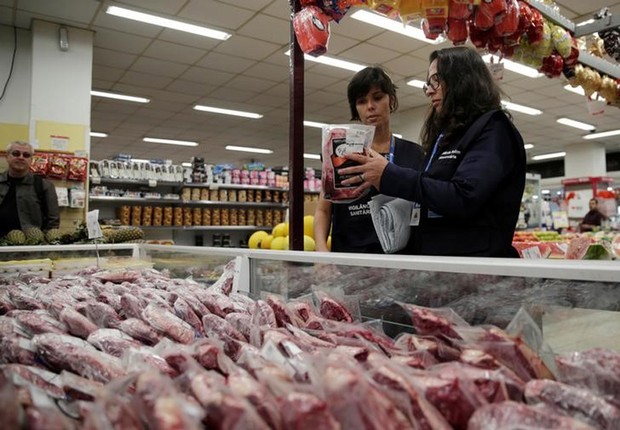 Agentes da Vigilância Sanitária recolhem carne para análise em laboratório em supermercado no Rio de Janeiro (Foto: Ricardo Moraes/Reuters)