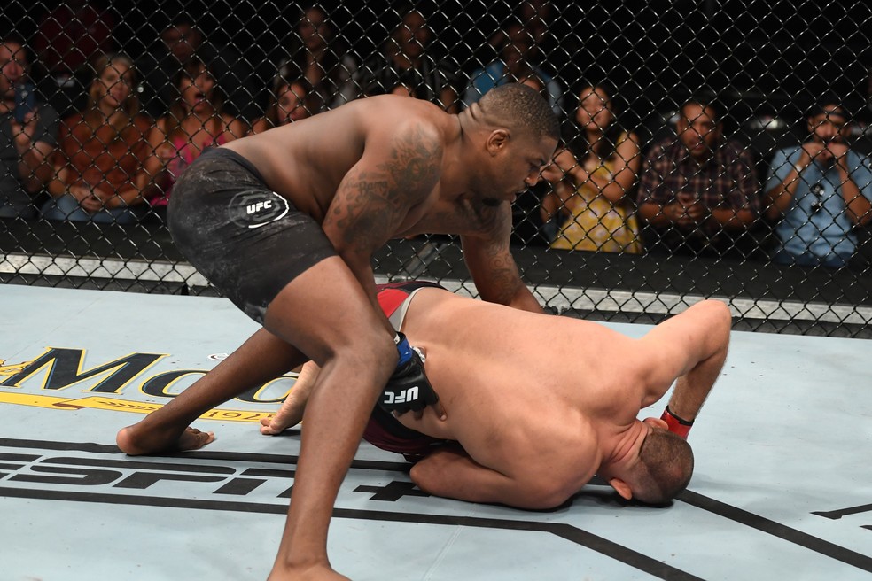 Walt Harris precisou de 12 segundos para nocautear Alexey Oleynik no UFC San Antonio â?? Foto: Getty Images