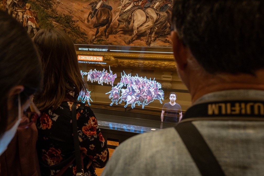 Tela interativa traz detalhes sobre a obra 'Independência ou Morte' no Museu do Ipiranga, em São Paulo — Foto: Fábio Tito/g1