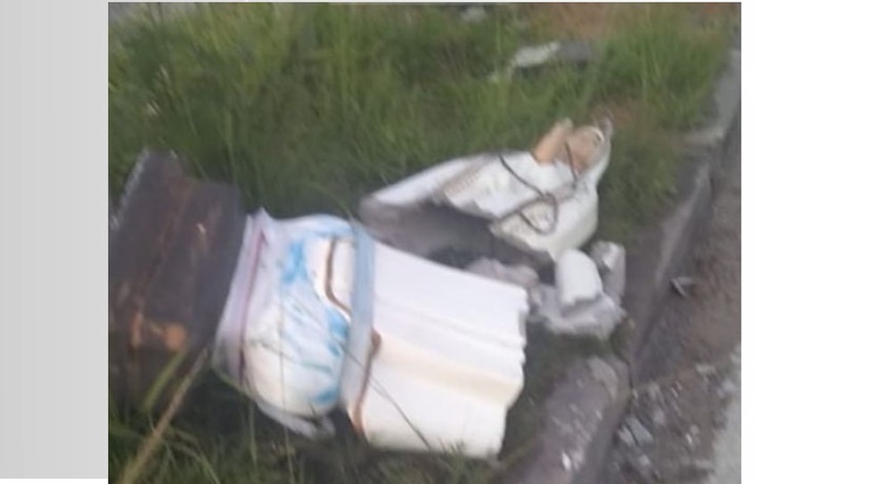 Imagem Nossa Senhora de Fátima ficou no chão após ser quebrada — Foto: Pascom